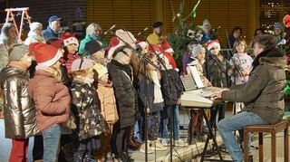 Starker Auftritt: Der Kinderchor der Harmonie mit Leiter Michael Held eröffnet traditionell den Adventszauber in Bürstadt.