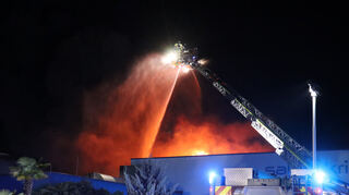 Die Feuerwehr bei den Löscharbeiten am Erlebnisbad Miramar in Weinheim.