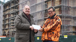 Peter W. Ragge (l.), Zweiter Vorsitzender des „MM“-Hilfsvereins, dankt Hans-Peter Restle im Ehrenhof des Schlosses für die Spende.