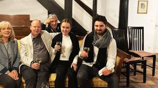 Die Preisträger des Schreibwettbewerbs „Erzähl mir was“ Regina Rothengast (l.), Annika Reinhardt (2.v.r.), Tobias Etsch (r.) mit Verleger Ulrich Wellhöfer (2.v.l.) und „MM“-Kulturchef Stefan M. Dettlinger.