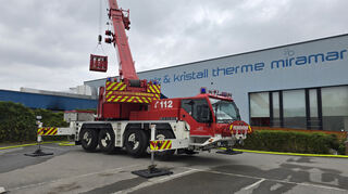 Auch am Tag nach dem Großbrand ist die Feuerwehr mit großem Gerät am Erlebnisbad Miramar im Einsatz.