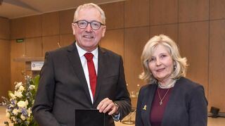 Der frühere Mannheimer OB Peter Kurz mit der Vorsitzenden der Jüdischen Gemeinde, Deborah Kämper.