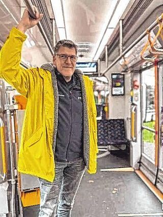 Frank Ehemann ist groß – für ihn ist es kein Problem, die hohen Haltegriffe zu greifen.