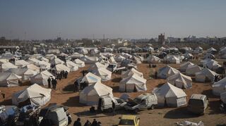 In der Region Raqqa im Norden Syriens drängen sich tausende kurdische Familien, die aus Aleppo und Tel Rifaat vertrieben wurden.
