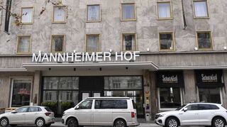 Das neue Schild hängt schon: Das bisherige Leonardo Royal Hotel in der Augustaanlage trägt wieder den Traditionsnamen „Mannheimer Hof“.