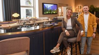 Die große Bar mitten im Raum ist neu: Das Hotel „Mannheimer Hof“, hier Direktorin Sejda Zekotic und Projektmanager Alfred Hechl, ist renoviert.