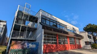 Das Feuerwehrgerätehaus in Ilvesheim auf einem Bild von Ende Oktober. Links ist der Aufzugsturm mit der Fluchttreppe zu sehen.