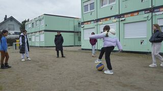 Mit dem Fußball die Tore treffen: Die Mädchen in der Unterkunft probieren die neuen Spielgeräte aus.