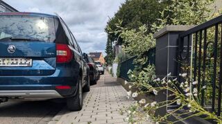 Parken auf dem Gehweg ist nach der StVO verboten. Auch in Heddesheim soll der ruhende Verkehr stärker überprüft werden.