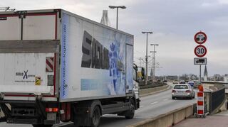 Seit Montag gilt auf den Rheinbrücken zwischen Mannheim und Ludwigshafen – hier die Kurt-Schumacher-Brücke – unter anderem ein Tempolimit für Lkw.
