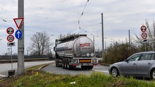 <p>Auch an der Auffahrt zur Konrad-Adenauer-Brücke weisen seit Dezember Schilder auf die neuen Vorschriften für Lkw hin.<br></p>