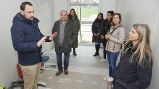 Sebastian Gruber (links) erklärt Jan Ott und Jennifer Kühn (rechts) von der Villa Kunterbunt, wie ihr neues Domizil aussehen soll. Auch die Vertreterinnen des Elternbeirats hören interessiert zu.