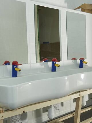 Lustige Hingucker: Die Entenköpfe dienen als Wasserhähne.