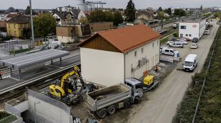 Weil die Stellwerkstechnik (im Bild das Stellwerk Gernsheim) auf der südlichen Riedbahn noch nicht in Betrieb ist, können nicht alle Züge fahren.