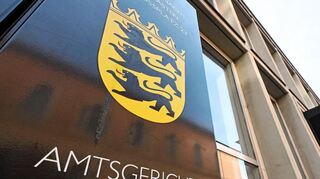 Die drei Verdächtigen wurden am Montag einem Haftrichter beim Amtsgericht Karlsruhe vorgeführt, der die Untersuchungshaft anordnete.