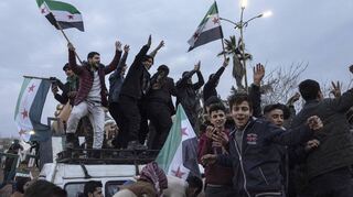 Wie hier in Manbij im Norden Syriens haben am Wochenende Tausende Menschen das Ende der Herrschaft von Baschar al-Assad gefeiert.