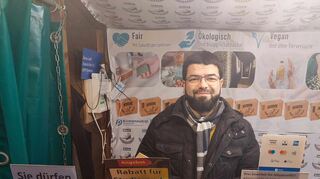 Der Syrer Khalil Khalil an seinem Seifen-Stand auf dem Weihnachtsmarkt.