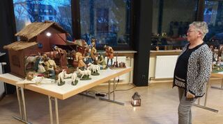 Organisatorin Annerose Bechtloff zeigt den Besuchern die Krippe aus der inzwischen geschlossenen Kirche Mariä Verkündigung.