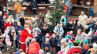 Der Nikolaus verteilt Geschenke an die Kinder.