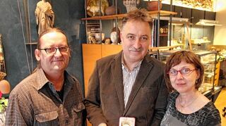 <p>Barbara Schaumann, Jörn Molzen und Peter Deck, das Team der "Goldschmiede Ladenburg" (von rechts), mit Einlieferungen für die Auktion im Juni.</p>