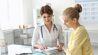 Intensive Beratung: Während des Arztbesuchs können Fragen zu Gesundheitsthemen, Lebensstil oder genetischen Risiken besprochen werden.