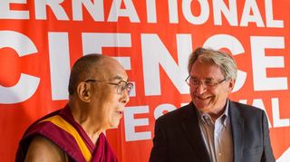 Einer der Höhepunkte in 40 Jahren DAI für Jakob Köllhofer (r.): der Besuch des Dalai Lama (l.) im September 2018.