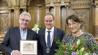 2016: OB Eckart Würzner (M.) überreicht Jakob Köllhofer die Bürgermedaille,Ehefrau Peyman Köllhofer freut sich mit.