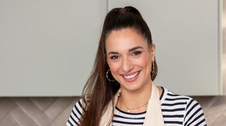 Sally Özcan beim Kuchenbacken für ihren YouTube-Kanal Sallys Welt