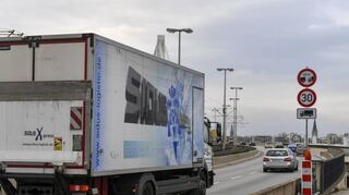 Seit Montag gilt auf den Rheinbrücken zwischen Mannheim und Ludwigshafen – hier die Kurt-Schumacher-Brücke – unter anderem ein Tempolimit für Lkw.