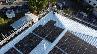 Auf der Mehrzweckhalle in Ilvesheim hat die Energiegenossenschaft Hohe Waid eine Solaranlage realisiert. Die Mitglieder packen beim Aufbau mit an.