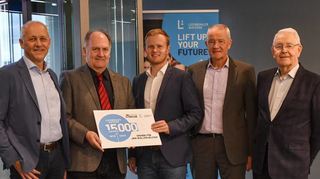 Vor einem Aufzug: v.l. Stefan Lochbühler, Peter W. Ragge, 2. Vorsitzender des „MM“-Hilfsvereins, sowie Marc-Steffen, Andreas und Karlheinz Lochbühler.