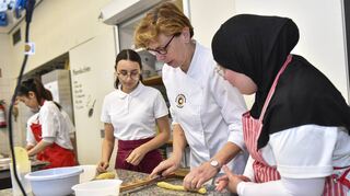 Backen wie in der Barockzeit: v. l. Meryem Celihhaya, Claudia Hennicke-Pöschk und Leyla-Dilara Kaya in der Backstube der Justus-von-Liebig-Schule.