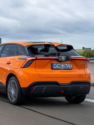 Das Heck mit doppeltem Spoiler und der Lichtsignatur ist extravagant.