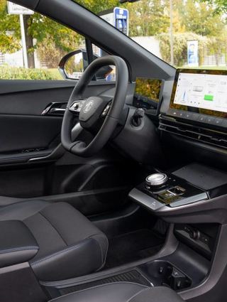Reduziertes Cockpit mit einem Drehschalter, der in der Mitte „schwebt“.
