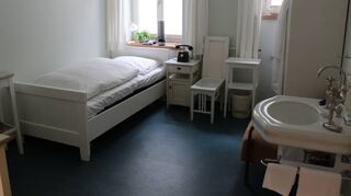 In einem weiteren ehemaligen Sanatorium, dem heutigen Vier-Sterne-Waldhotel, ist das frühere Zimmer Katia Manns von 1912 nachgebaut.
