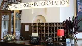Im Hotel Schatzalp wird heute an vielen Stellen an die frühere Atmosphäre des Hauses erinnert, wie hier im Foyer mit der historischen Rezeption.