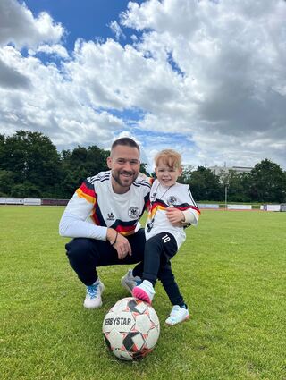 Ben mit Papa Christopher beim Fußball.