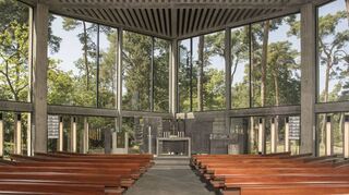 Einzigartig: Der rundum verglaste Betonbau der Pfingstbergkirche bietet gute Aussicht in den Wald, ist aber schwer zu heizen.