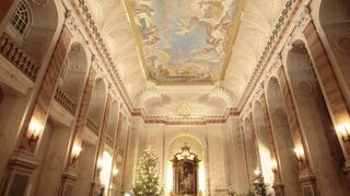 Die barocke Schlosskirche der Alt-Katholischen Gemeinde, hier mit Weihnachtsschmuck, hängt am Fernwärmenetz der Universität.