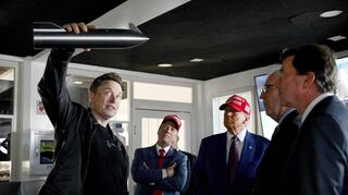 Der designierte US-Präsident Donald Trump (M.) lauscht Elon Musk (l.), der den Start einer SpaceX-Starship-Rakete erklärt.