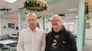 Geschäftsführender Vorstand von Haus Bethanien (l.) Johann W. Wagner und Ex-Obdachloser Richard Brox im Speisesaal.