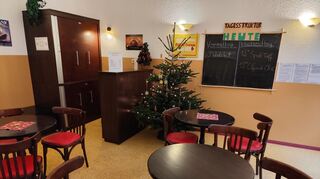 Blick in die kleine Bar-Ecke im Mannheimer Haus Bethanien. Hier schenken auch Bewohner Kakao und Kaffee aus.