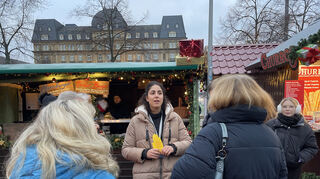 Polizeibeamtin Jasmin Herm vergibt die "Gelbe Hand" an unachtsame Weihnachtsmarktbesucher, und macht auf Tatgelegenheiten für Taschendiebe aufmerksam.