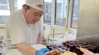 Gereicht wird Spanferkelbraten mit Kartoffelsalat im Haus Bethanien Mannheim.