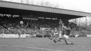Der SV Waldhof Mannheim - damals in der 2. Fußball-Bundesliga - spielt 1982/83 gegen Hannover 96 im Seppl-Herberger-Stadion am Alsenweg.