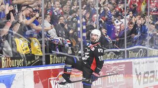 Adler-Stürmer Luke Esposito lässt sich nach seinem Treffer zum zwischenzeitlichen 3:1 von den Fans feiern.