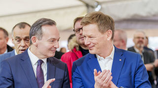Volker Wissing (l, Parteilos), Bundesverkehrsminister, und Richard Lutz, Vorstandsvorsitzender der Deutschen Bahn AG, stehen auf der Veranstaltung ·Abschluss der Generalsanierung der Riedbahn· zusammen.