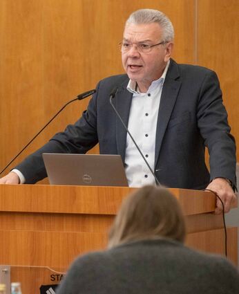 Lampertheims Bürgermeister Gottfried Störmer bei seiner Etatrede am Freitagabend in der Stadtverordnetenversammlung.