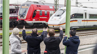 Elke Zimmer (Bündnis 90/Die Grünen, l-r), Staatssekretärin im Verkehrsministerium von Baden-Württemberg, Volker Wissing (parteilos), Bundesverkehrsminister, Richard Lutz, Vorstandsvorsitzender der Deutschen Bahn AG, und Umut Sönmez (SPD), Staatssekretär im Verkehrsministerium von Hessen, begrüßen die neue Riedbahn.