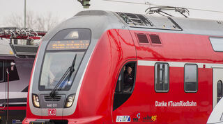 Eine Regionalbahn ist mit dem Schriftzug «Danke#TeamRiedbahn» gelabelt.